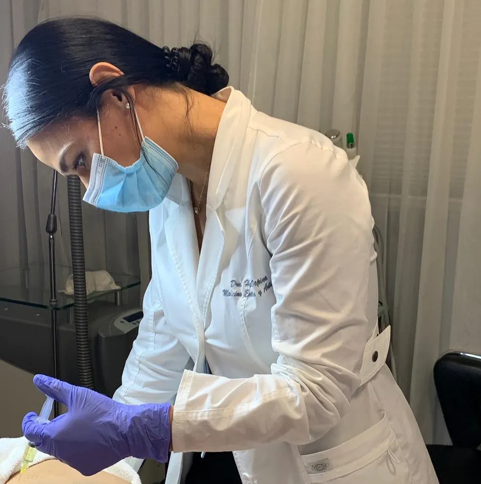 La Dra. Heidy Ospina aplica toxina botulínica en AIRĒ, Ibagué