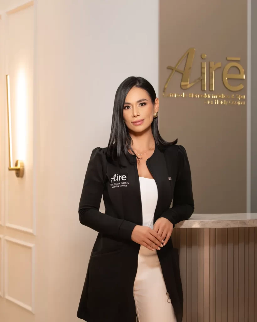 La Dra. Heidy Ospina aplicando toxina botulínica en la consulta de AIRĒ en Ibagué